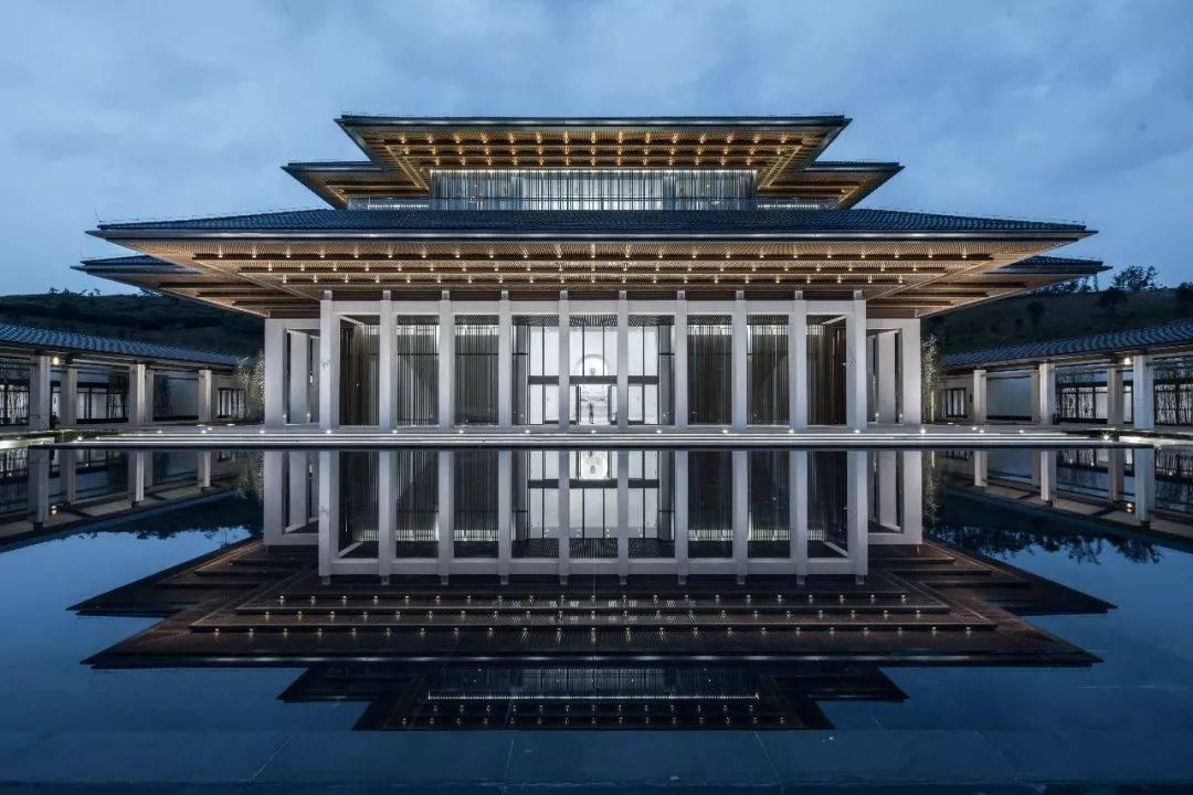 某些建筑中,屋顶的形式被无限放大,似乎也在暗合唐代建筑宽大的出檐.