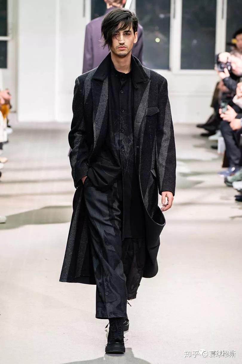 山本耀司2019aw系列这次山本耀司将黑色布料作为画布用服装来了一场