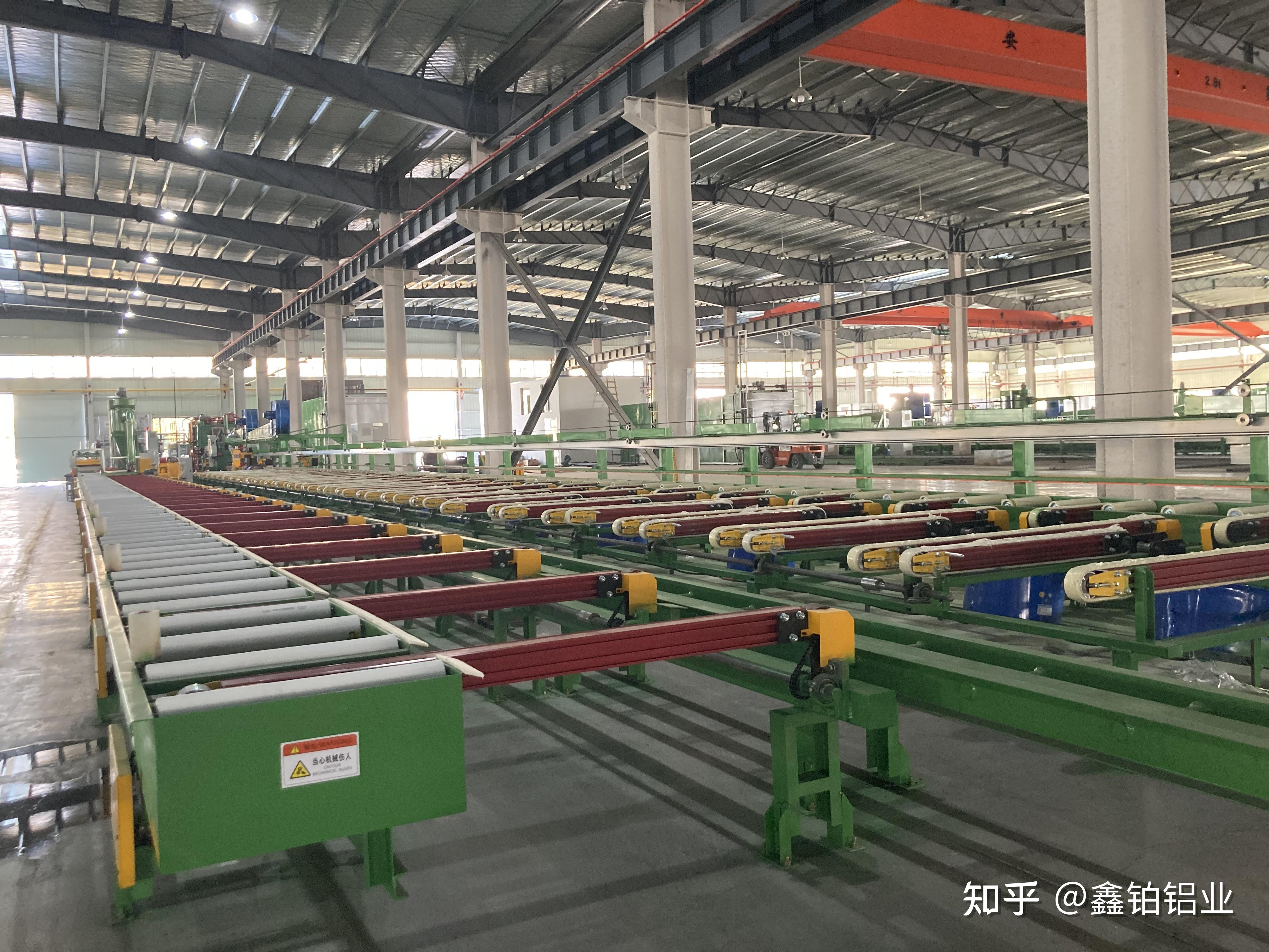 根据型材产品断面设计,生产制造出模具,利用铝型材挤压机将加热好的圆