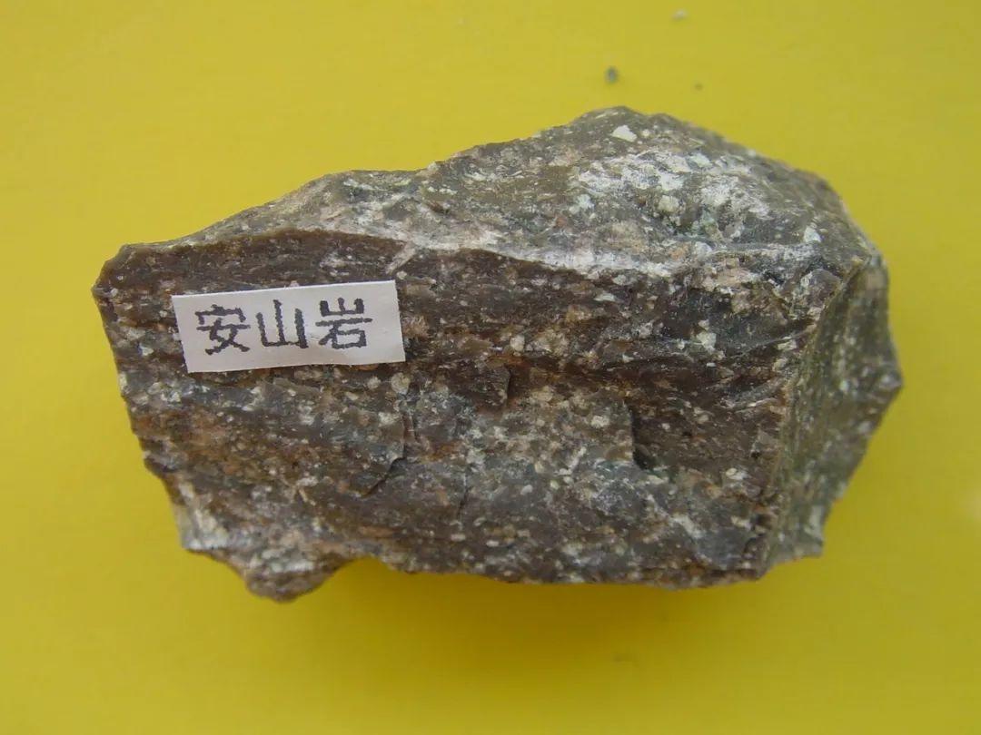 有一种常见的火山岩——安山岩便以它命名.