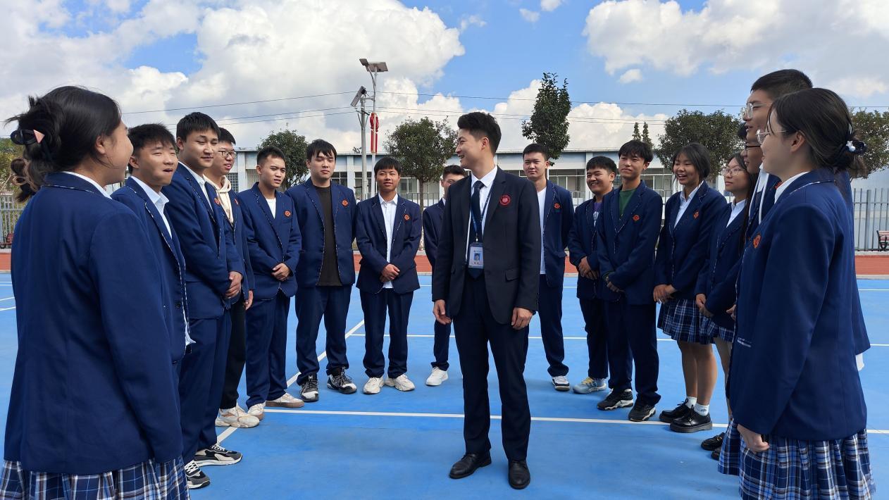 报读华软互联网学院条件 云南华软学校 礼貌·感恩·努力·职业 华软
