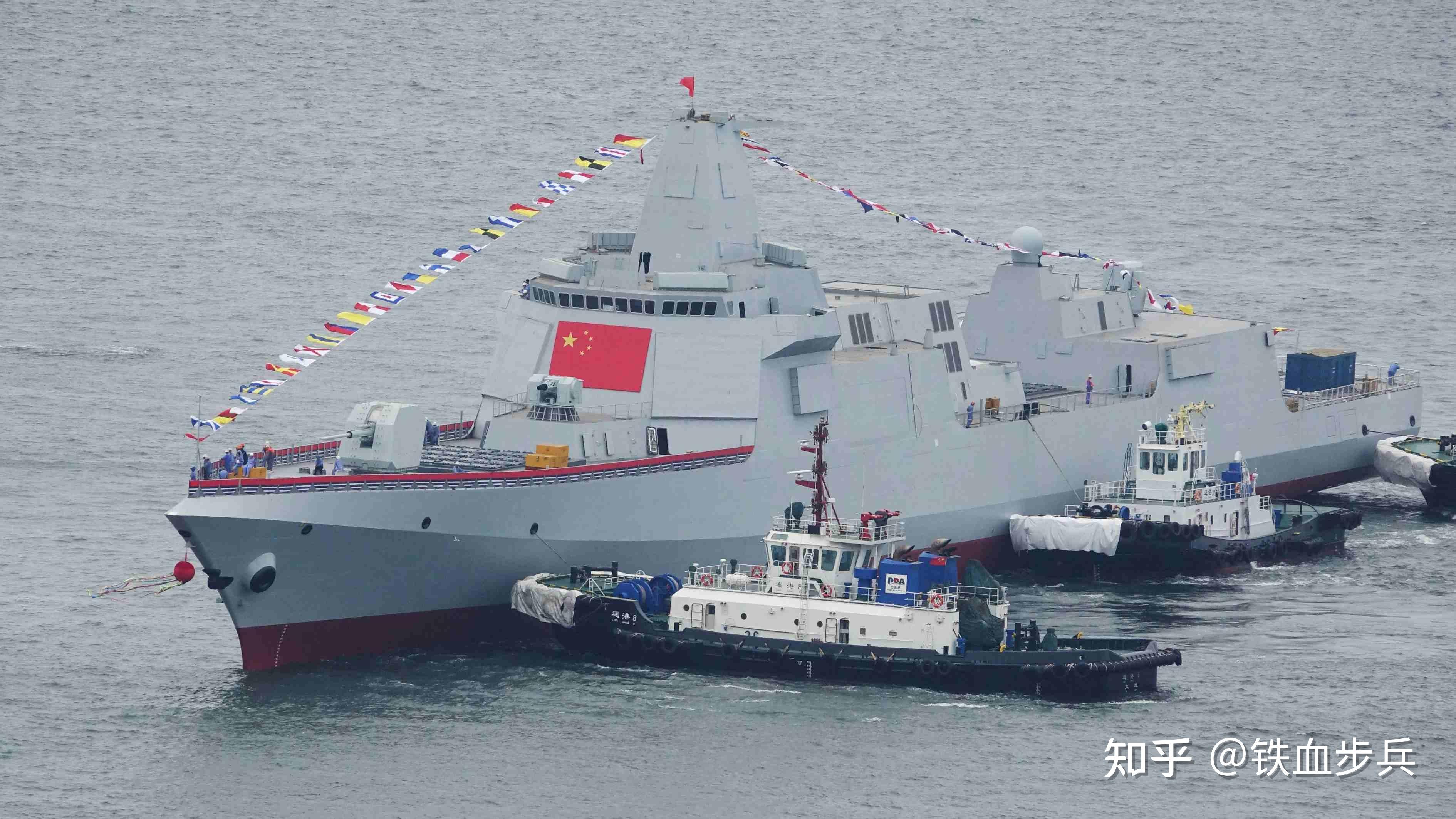 055型驱逐舰拥有112个垂直发射单元,可以发射各型导弹,比如反舰弹道