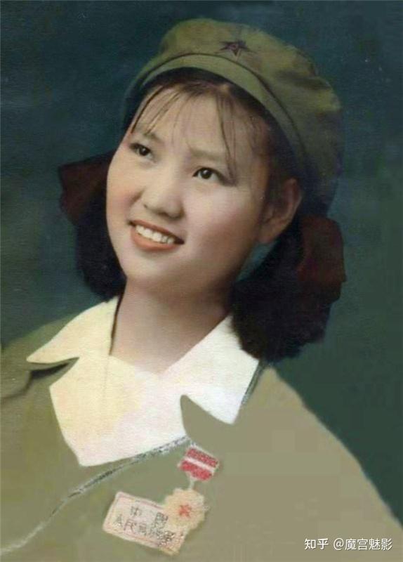 等了64年弟弟和家人来烈士陵园看姐姐年过古稀哭得却像个孩子