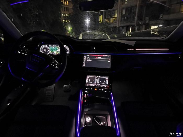 氛围灯有几百种组合方案,也预置了几种主题,跟大多数奥迪类似,这里就