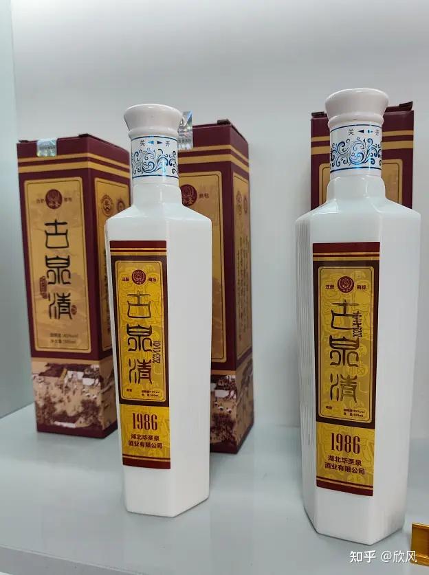 本地特产有一些:古泉清酒,英山云雾茶,英山桔梗,英山灌肠豆腐,米糕.