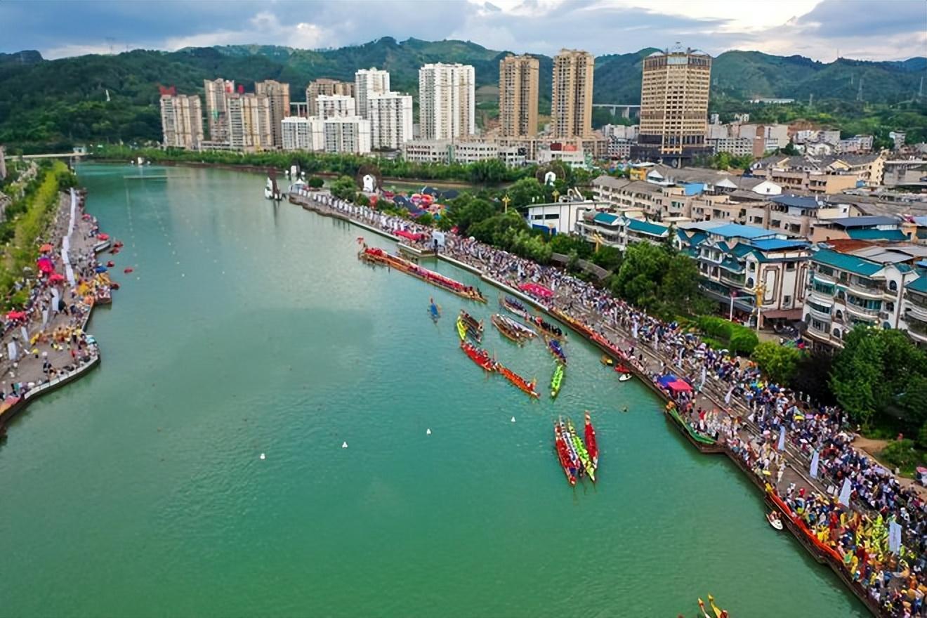 世界最长木龙舟在中国施秉县上演上万游客争相参观