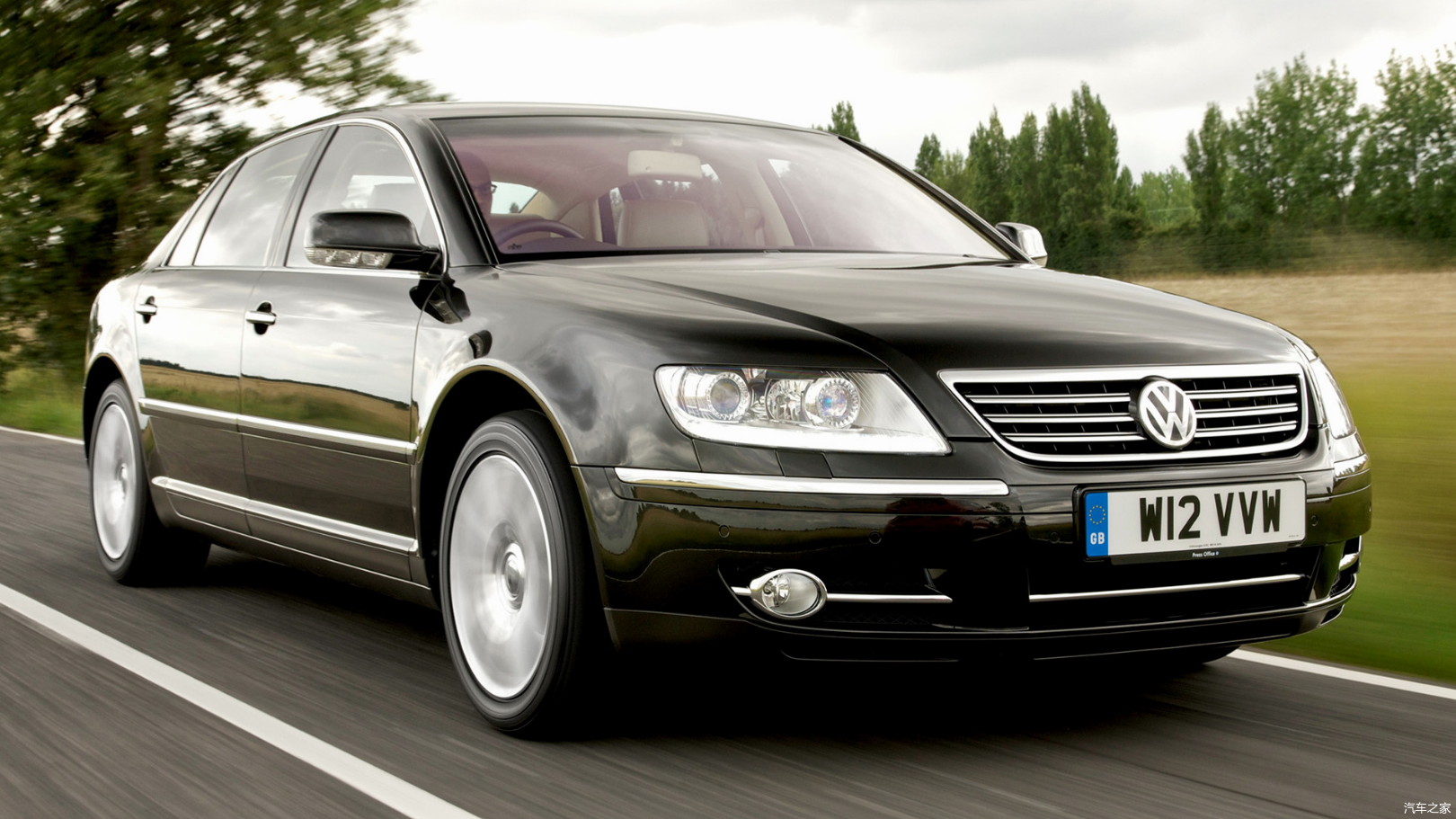 低调的奢华8缸定制大众辉腾25万要不要网友换壳宾利