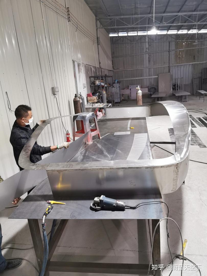 广州发光字厂家为潜水俱乐部定制不锈钢楼顶发光字案例