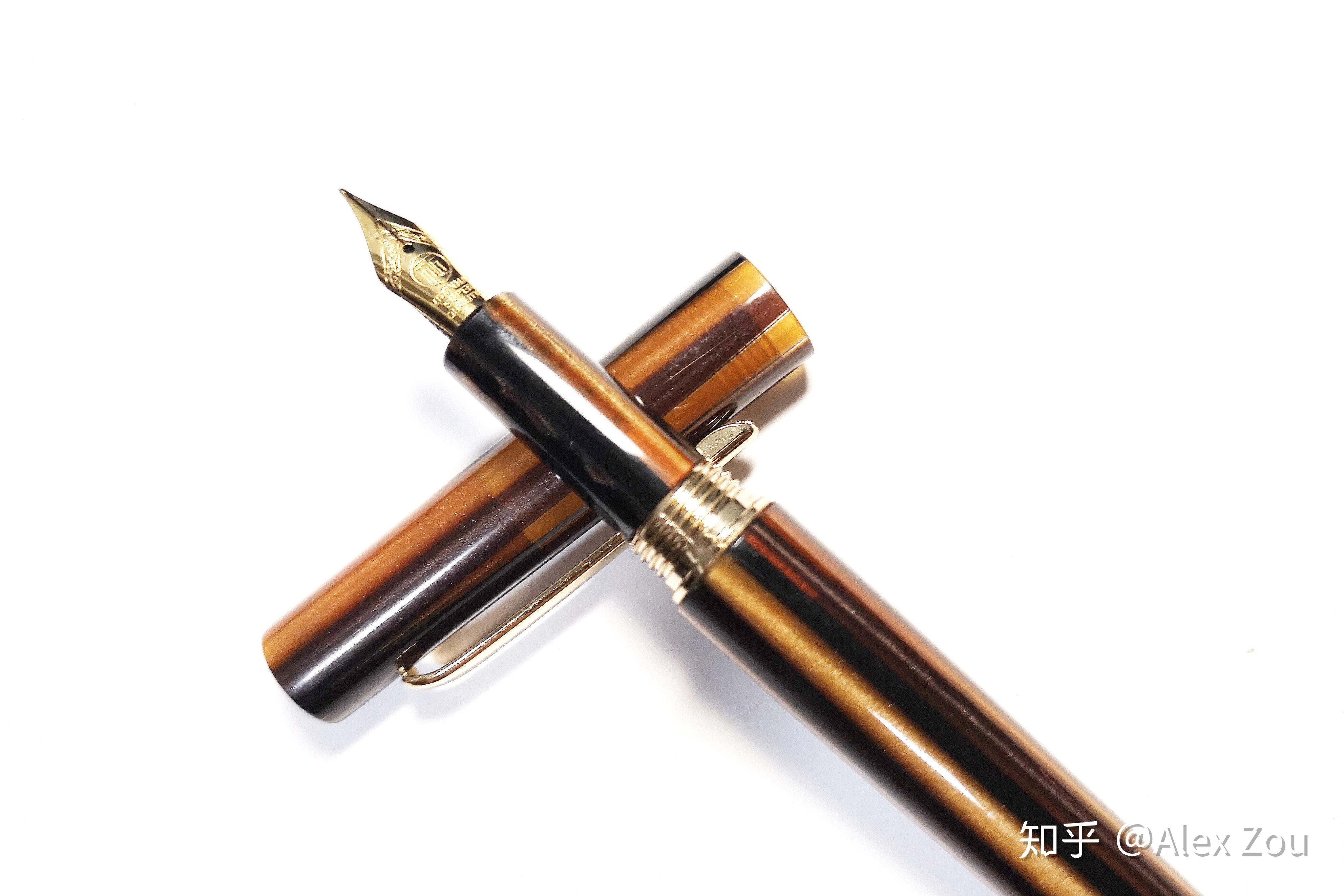 一只黑色的钢笔笔尖是金色的免抠PNG素材