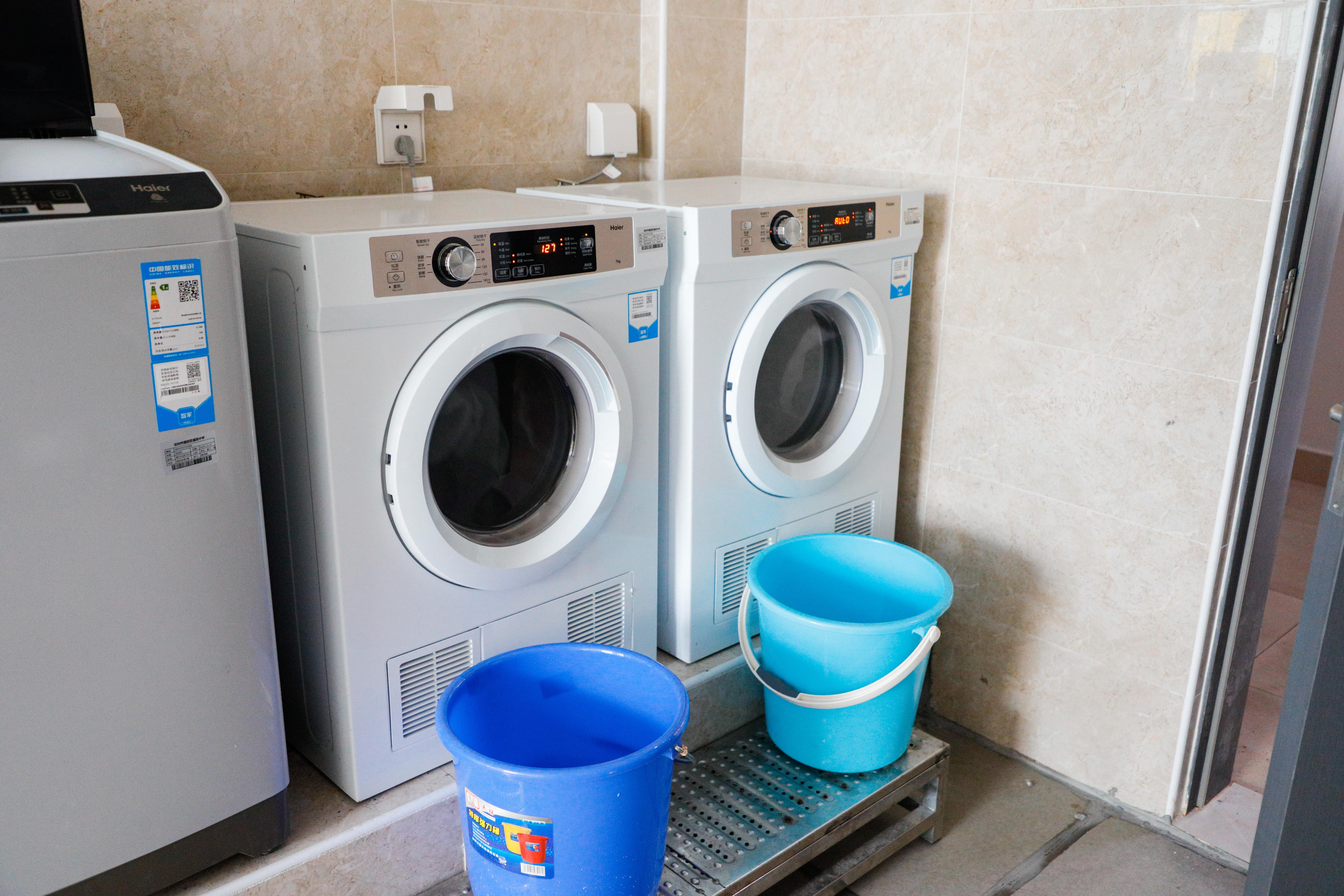 洗衣房●02  浴室&宿舍硬件设施宿舍单间是没有独立卫浴的,上厕所洗澡