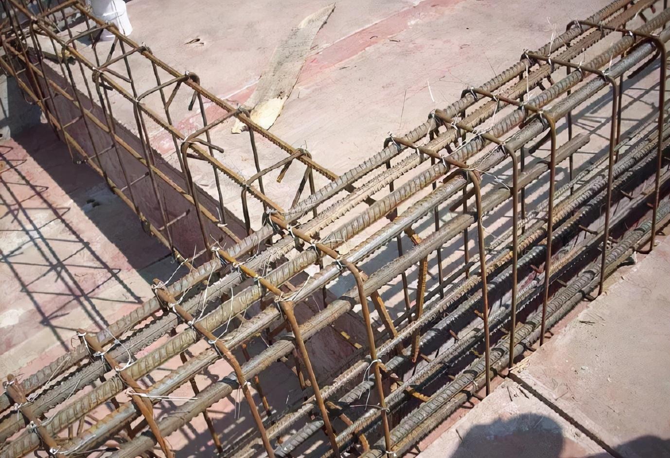 ④ 主,次梁钢筋位置不正确.