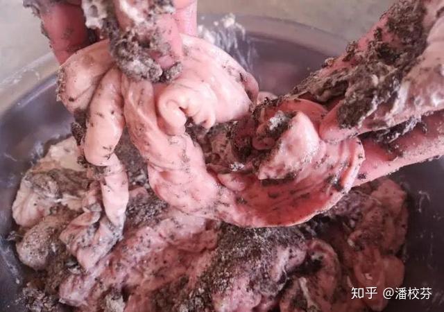 洗猪大肠时别用盐洗用这2样大肠更干净腥臭味自动去除