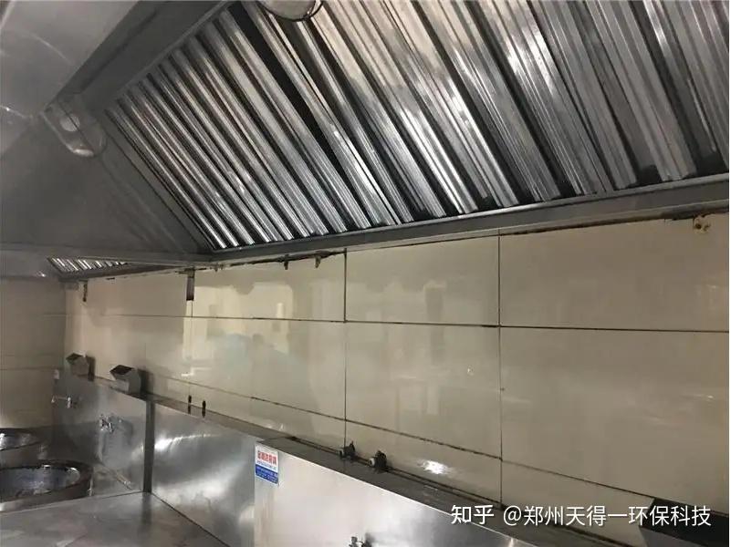 后的厨房大型油烟机郑州天得一油烟管道清洗业务坚持以客户需求为导向