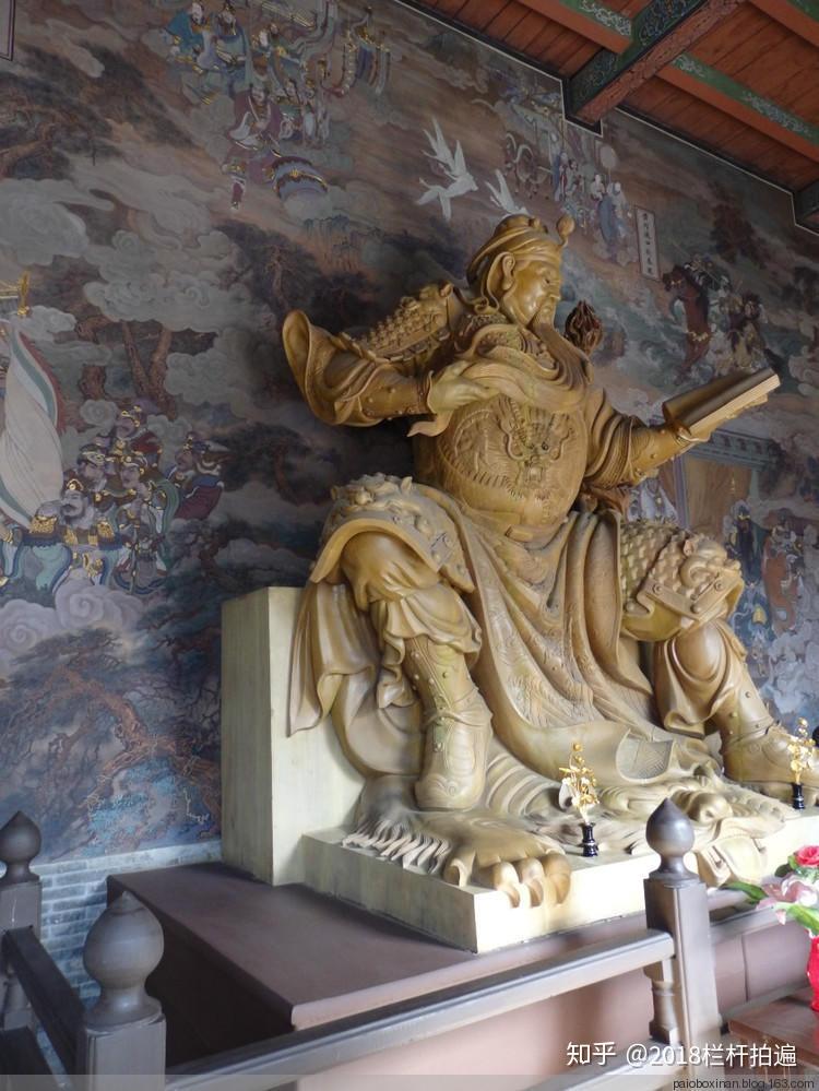 上:酒当温时斩华雄       下:关云长灞桥挑锦袍中:关公赚城斩车胄
