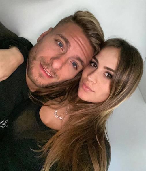 今日图集因莫比莱和妻子甜蜜自拍