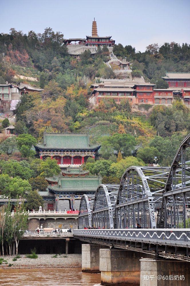 铁桥对面隔着黄河是白塔山公园,是一座小山,清早可以跨过铁桥去爬爬山