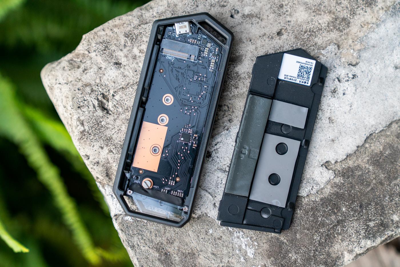 rogstrixarion幻影移动硬盘盒体验除了固态硬盘还塞进去了灯