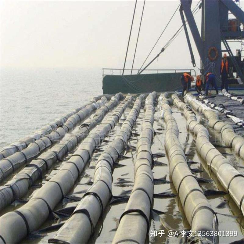 复合软体排采用在排垫上缝制沙肋筒作为压载体,沙肋筒材料采用聚丙烯