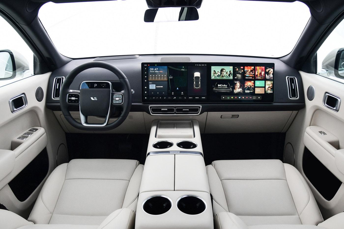 内饰方面车辆依旧延续了理想l9的布局,两款大尺寸中控屏,和hud的虚拟