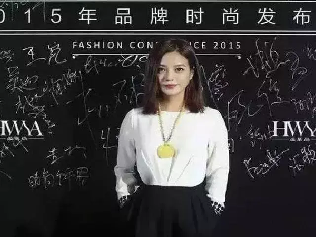 赵薇和她的蜜蜡搭配起来绝对不输其他人那么蜜蜡的寓意是什么你知道吗