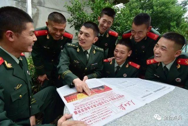 看解放军和武警部队代表怎样学习讨论十九大报告