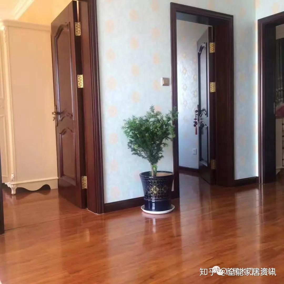 深色木门搭配深色地板,常用于保守设计或者传统风格的设计,这样的搭配