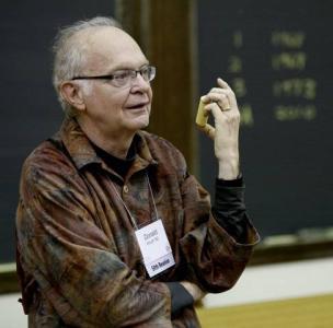 当然是算法教父:高德纳donald knuth啦 希望老爷子早点写完他的大作