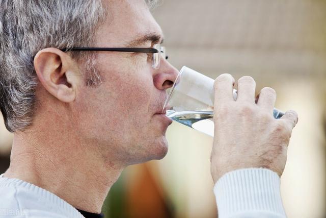 怎样才能降低尿酸高 v2-14be87255491a76bc836a3ffa3057f2a_1440w.jpg?source=172ae18b