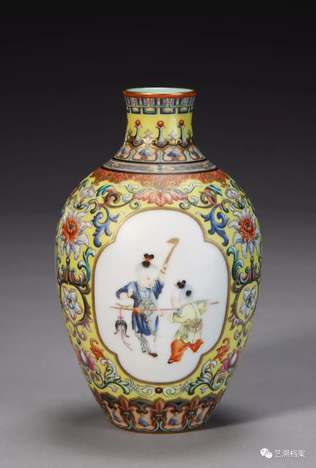 旧家蔵出『清 琺瑯彩開窗鯉魚図方肩瓶 乾隆年製款