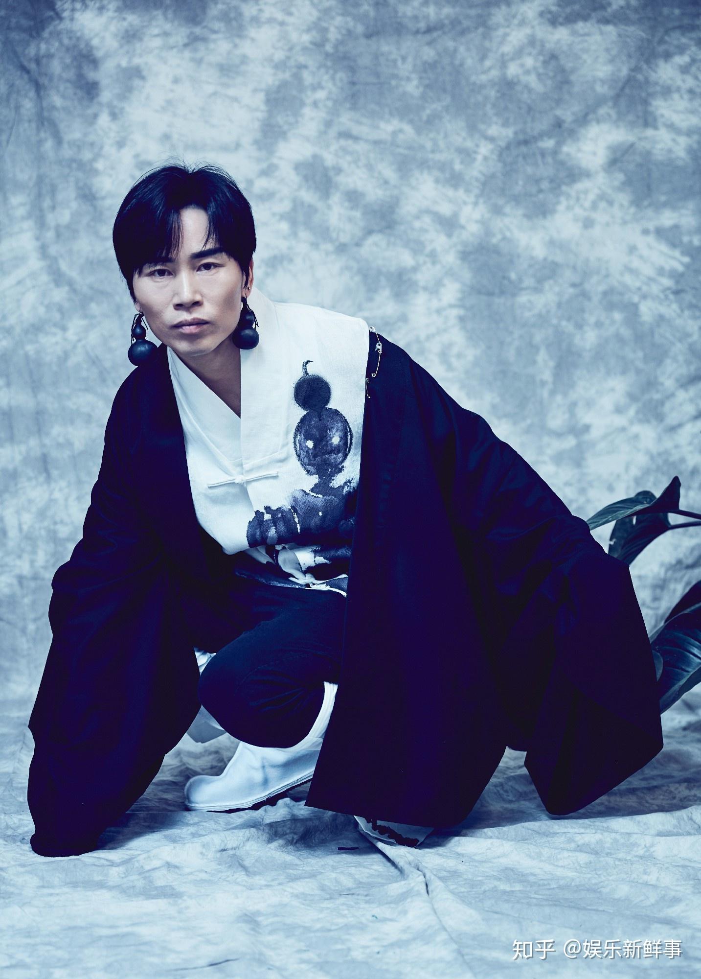 艺术家万云峰穿中国风汉服看秀说中国的就是世界的