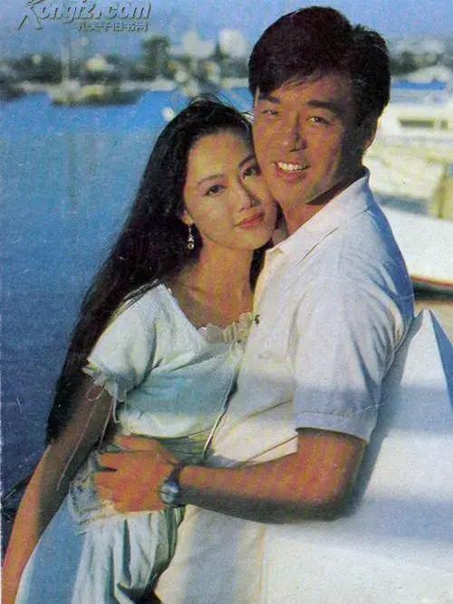 当钟镇涛去加拿大巡演时,章小蕙每场必到,演出结束就会登台献花.