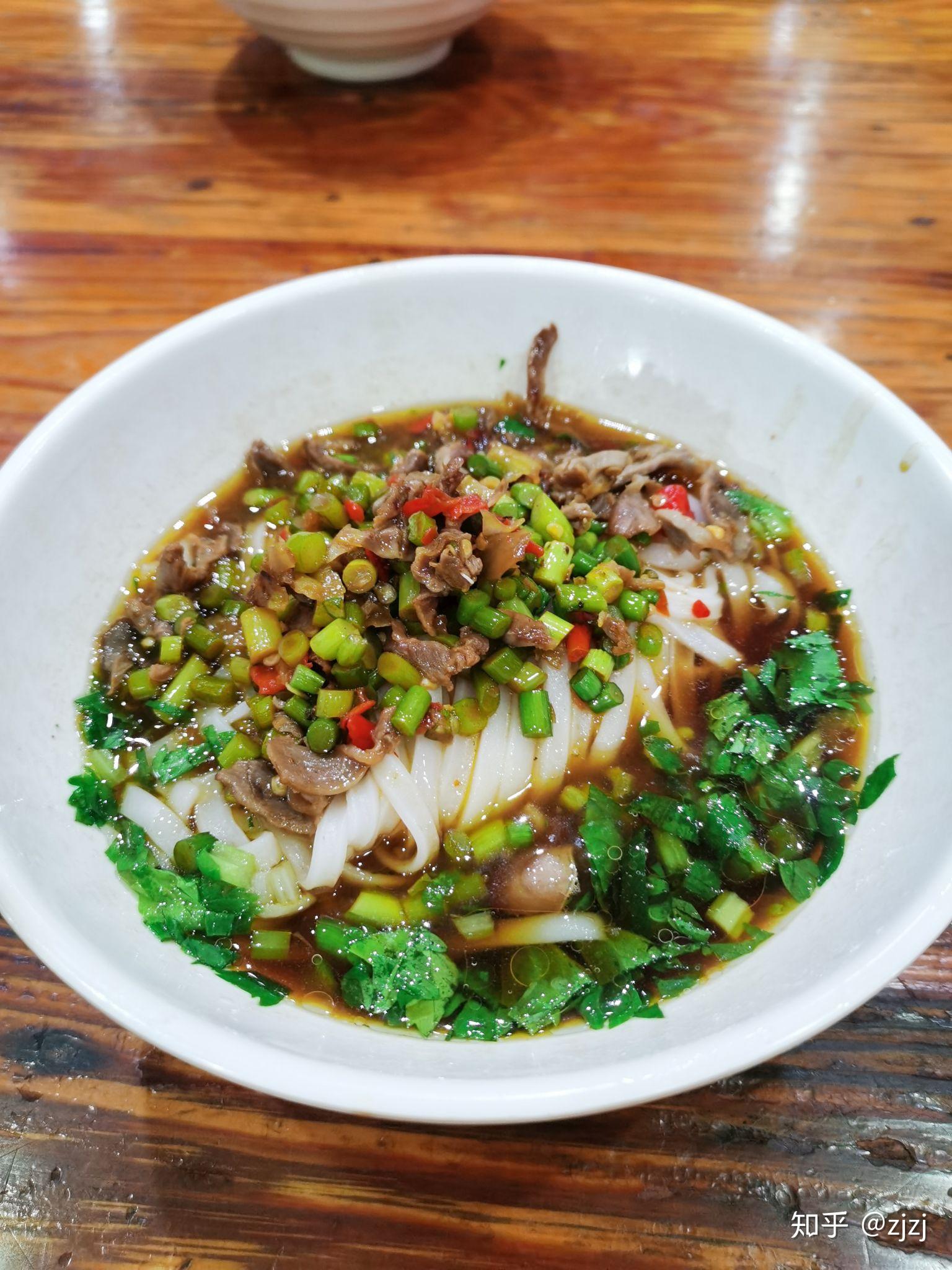 粉店:肆姐米粉:酸辣鸡杂强烈推荐:第一站:长沙