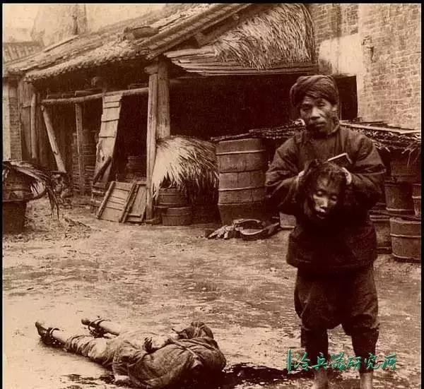 而与那些恐怖的刑法和刑具相比,这次说的砍头使用的斩刀,真的已经算是