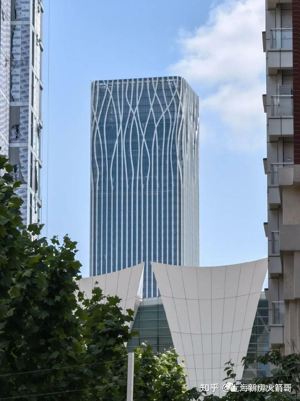 东方体育中心&前滩中心惠立学校门口的连廊隔岸相望的sk大厦晶鸿名邸