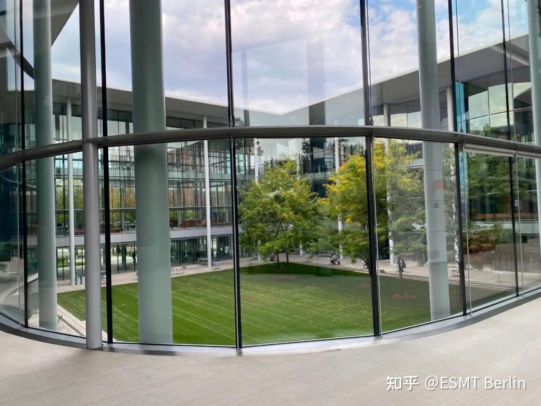 耶鲁大学管理学院教学楼和大家分享一些我对申请要求的理解,供各位