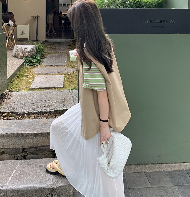 白色半身裙应该搭配什么上衣