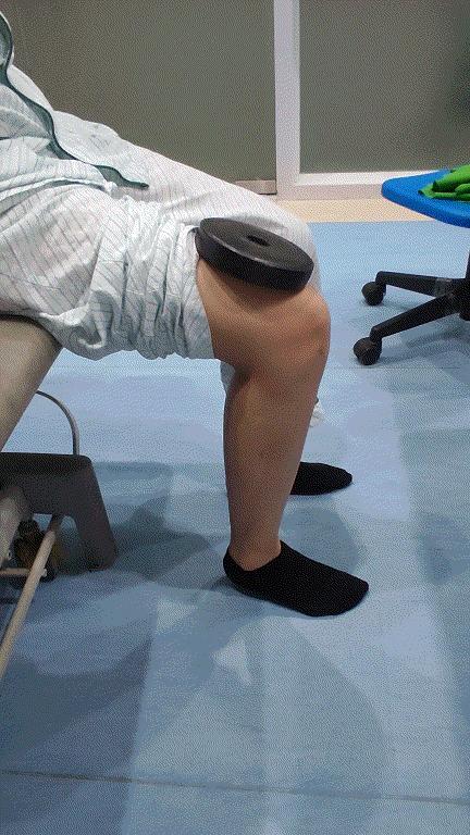 压腿拉伸(等长收缩,激活股四头肌)保持踝背伸,保证膝关节完全伸直,屈
