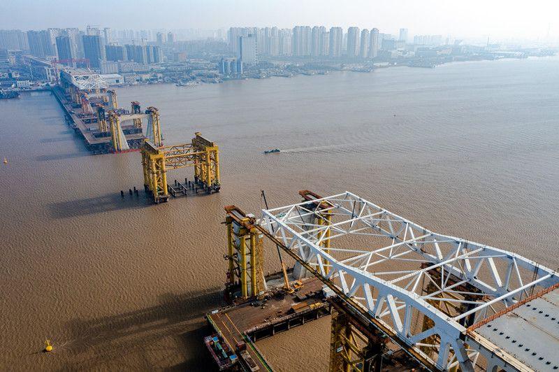 据了解,温州市域铁路s3线附属配套工程瑞安段永宁大桥北起飞云江北岸