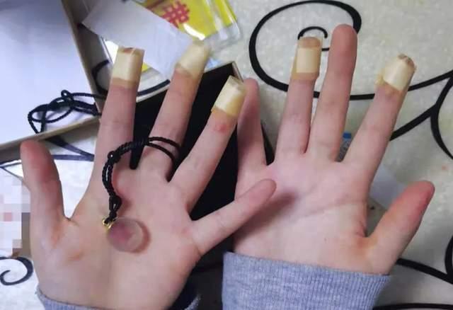 扎过针的手指和吊坠看到女孩们满手是血,手指头包满止血贴的样子,我