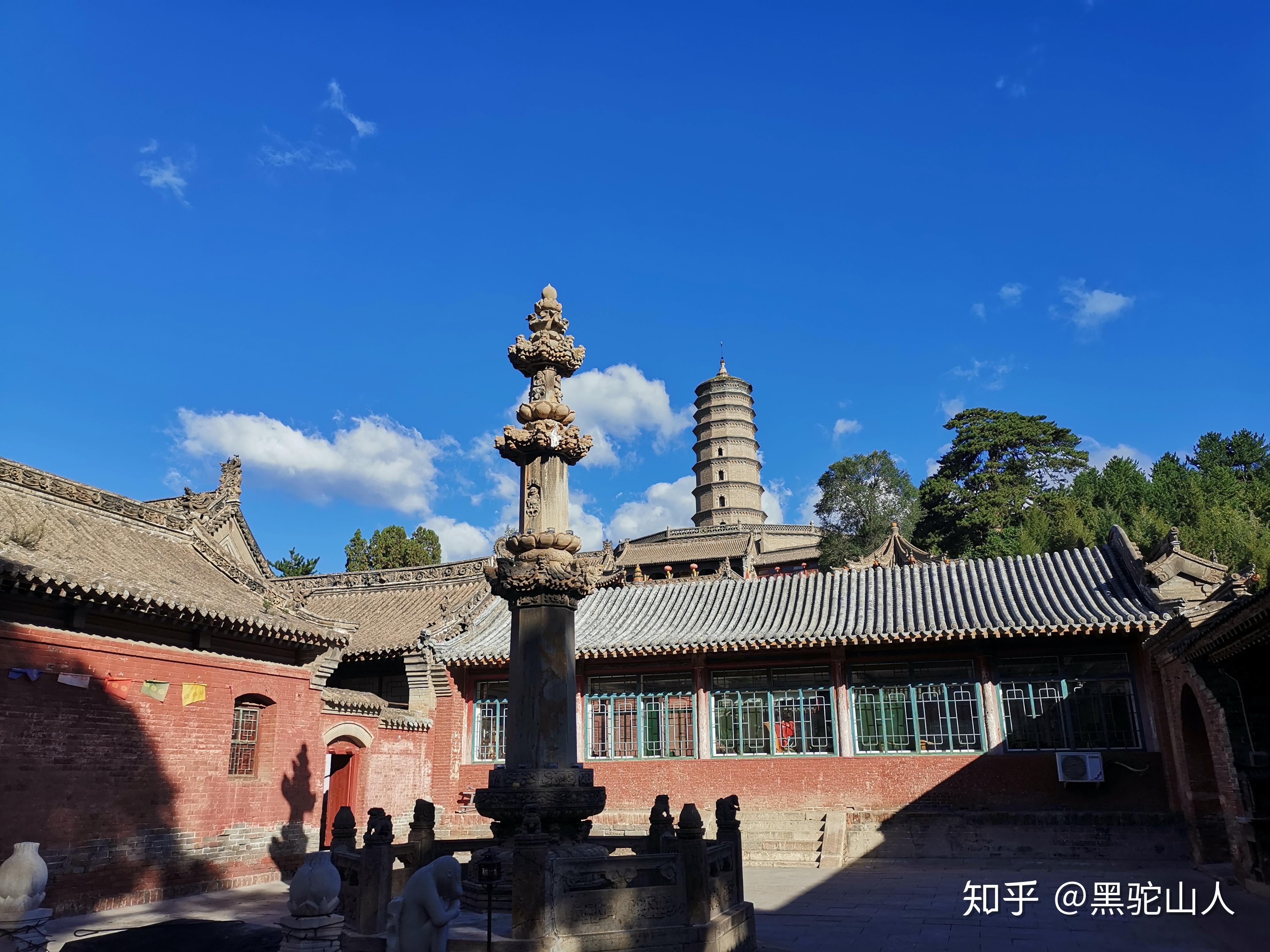 尊胜寺因胜陀罗尼经咒始传东土殊胜因缘而得名.最初名为"翠岩山院".