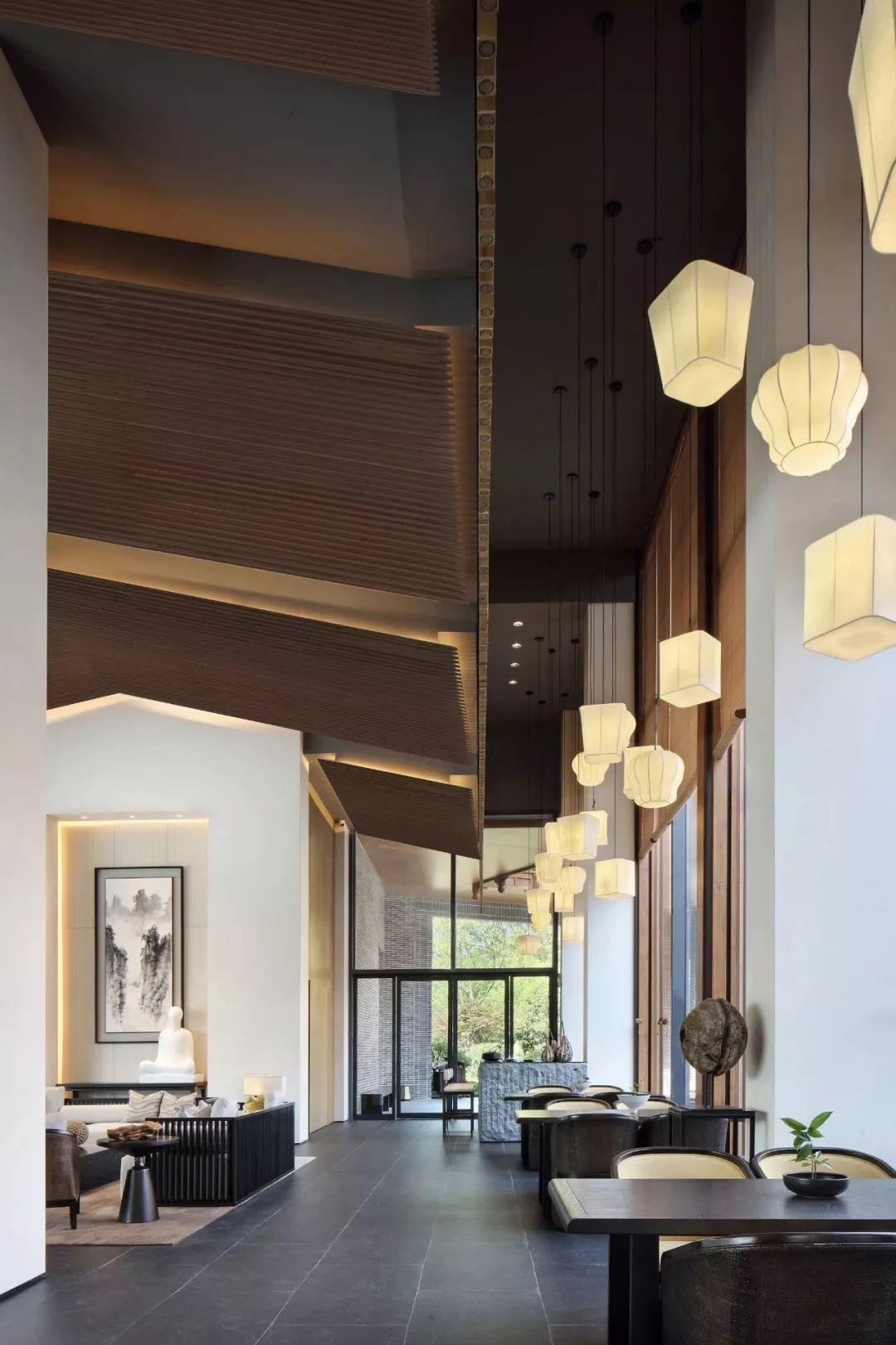 新中式设计通过取其神韵不摆其形的风雅意境,使得整个空间呈现出典雅