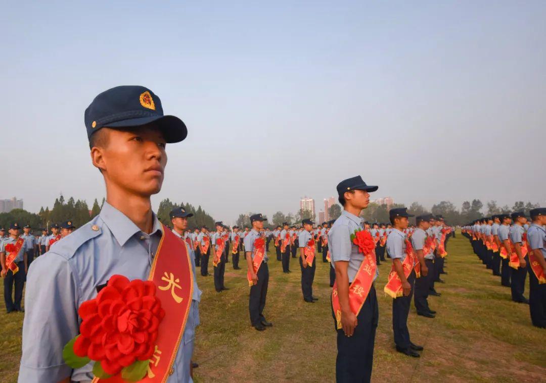 送老兵向軍旗敬禮