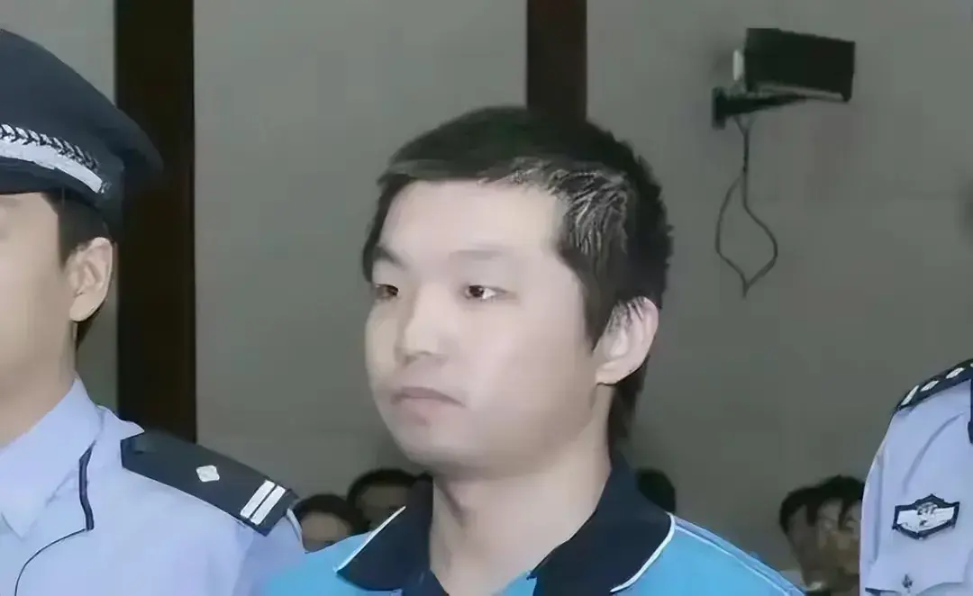 大学毕业的杨佳因对执法有争议，闯进当地派出所进行复仇，六名警察遇害，忍忍不行？？ - 知乎