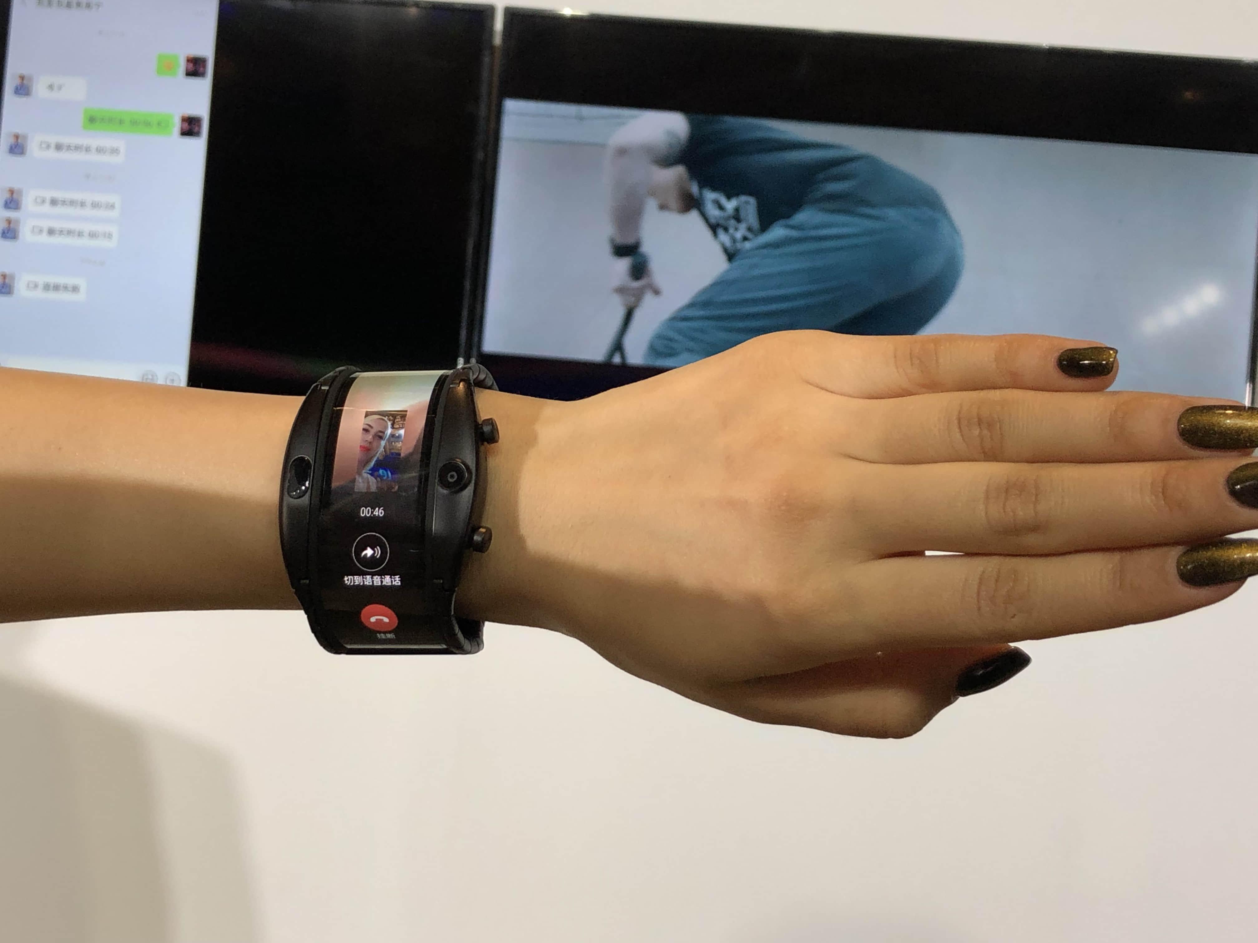 努比亚阿尔法被称作可穿戴的手机,那么它自然也搭载了许多手机的功能