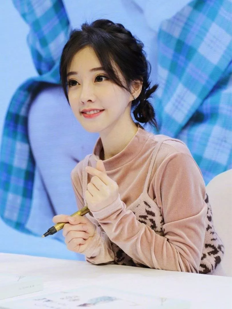 对于冯提莫而言,在虎牙,抖音等众多平台中,最终选择