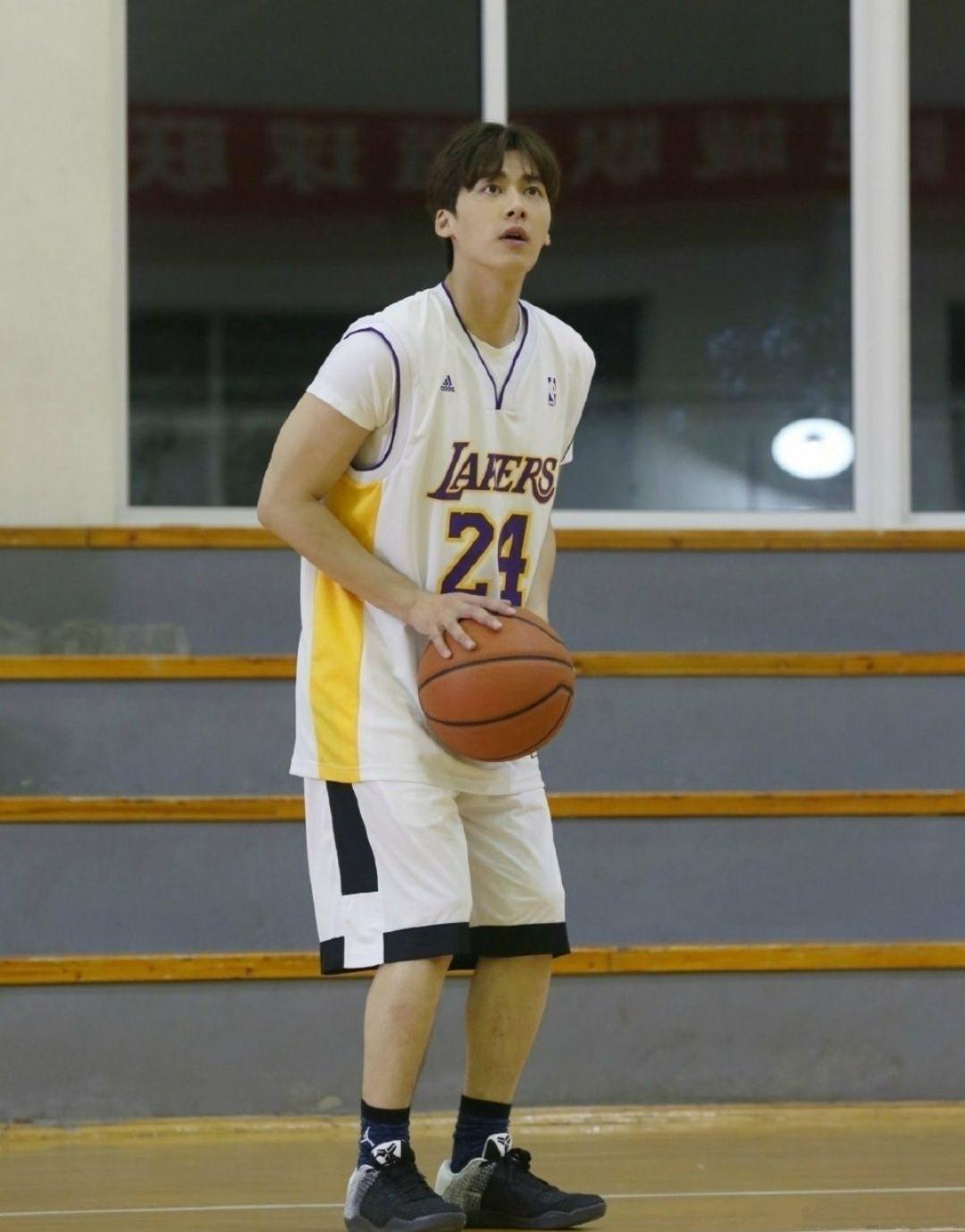 有没有李易峰打篮球的图片想打印出来放在相框里有没有无水印的