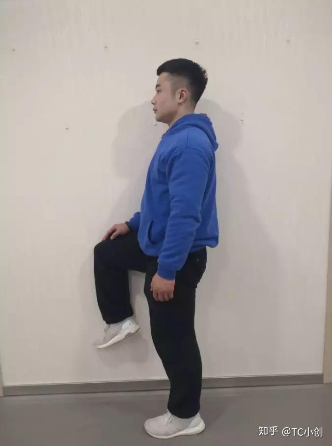 侧后方抬腿发现臀中肌较弱的话,建议尽早采取训练措施以防对身体产生