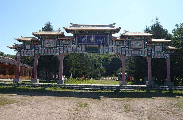 透龙山风景区位于铁力市东北35公里处,哈和公路旁,距马永顺林场2.