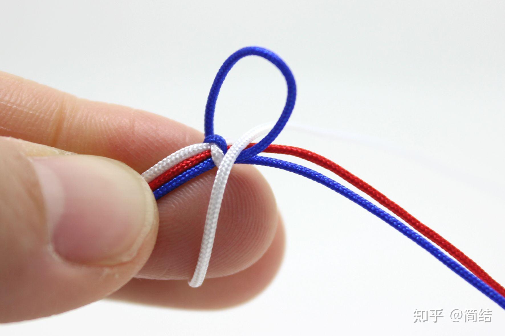 私房红手绳,名字叫做八股平安绳,因为它主要是由八股平安结编织的寓意