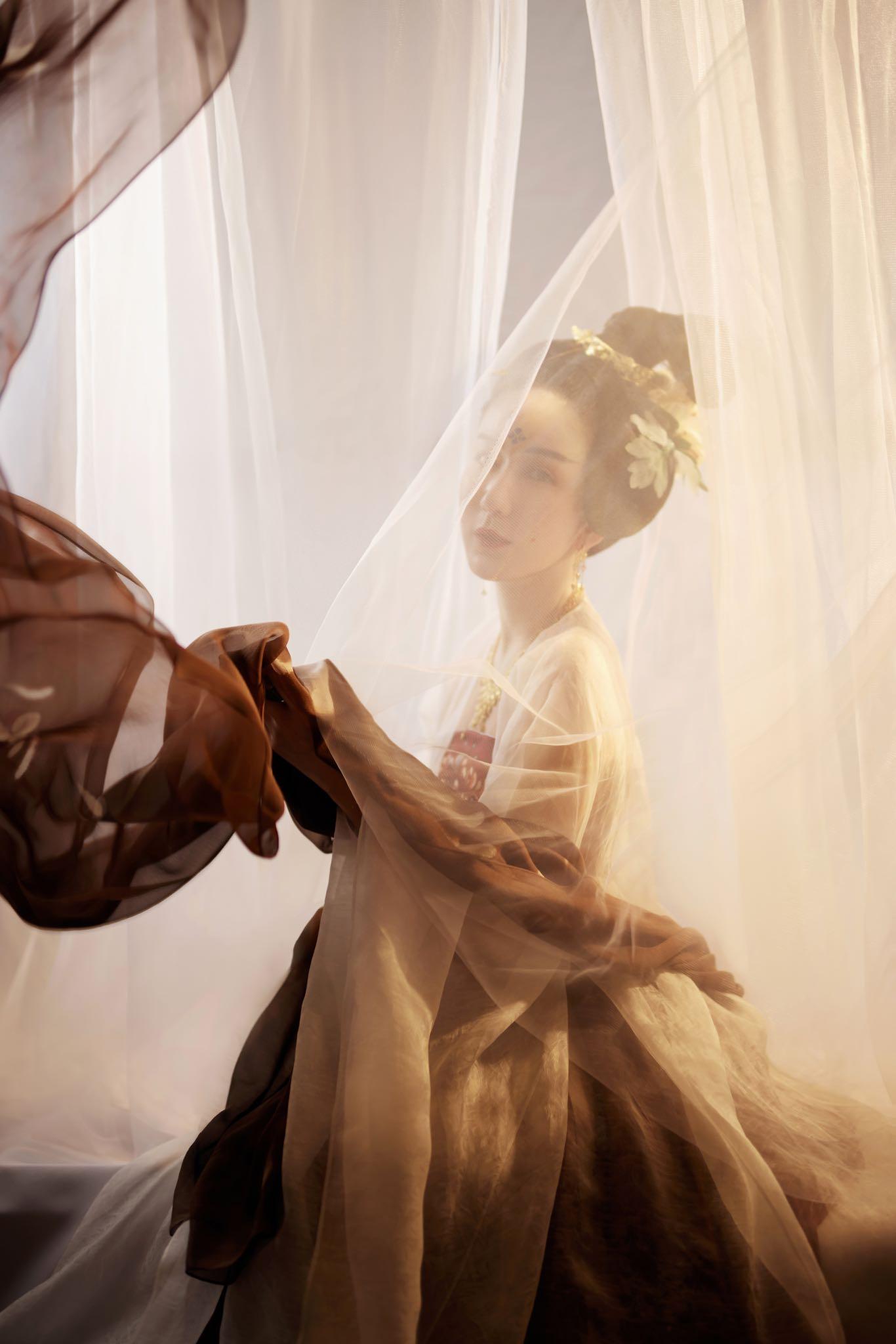 近日,娄艺潇身着定制古风礼服出席某时尚活动,精心装扮的汉元素搭配下